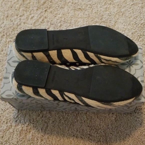 Size 7 Wifi Brand Zebra Flats - Picture 4 of 4